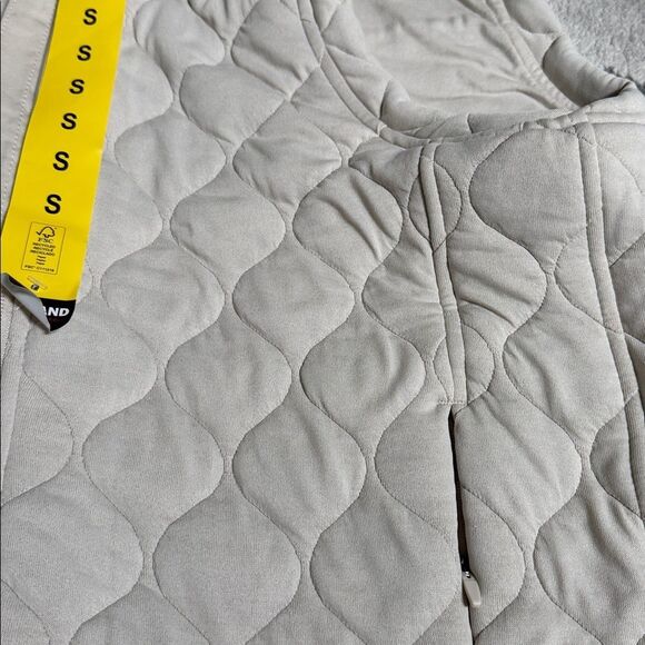 Kirkland Signature Beige Quilted Vest - Picture 10 of 10